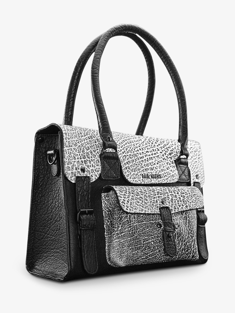 foto-interieur-bandouliere-tas-leren-vrouw-links-rivier-m-imprint-paul-marius-w01m-b-w