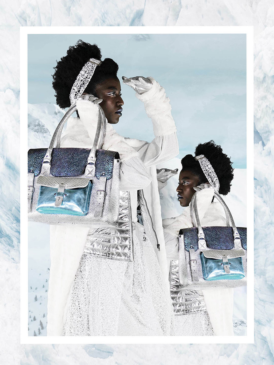 foto-tas-lederen-schoudertas-vrouw-blauw-wit-links-rivier-m-chimère-polair-paul-marius-w01m-ch-s-blauw