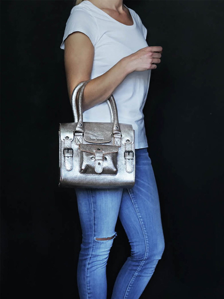 photo-portee-sac-bandouliere-cuir-vrouw-blauw-links-scarabee-paul-marius-w01s-p-blu