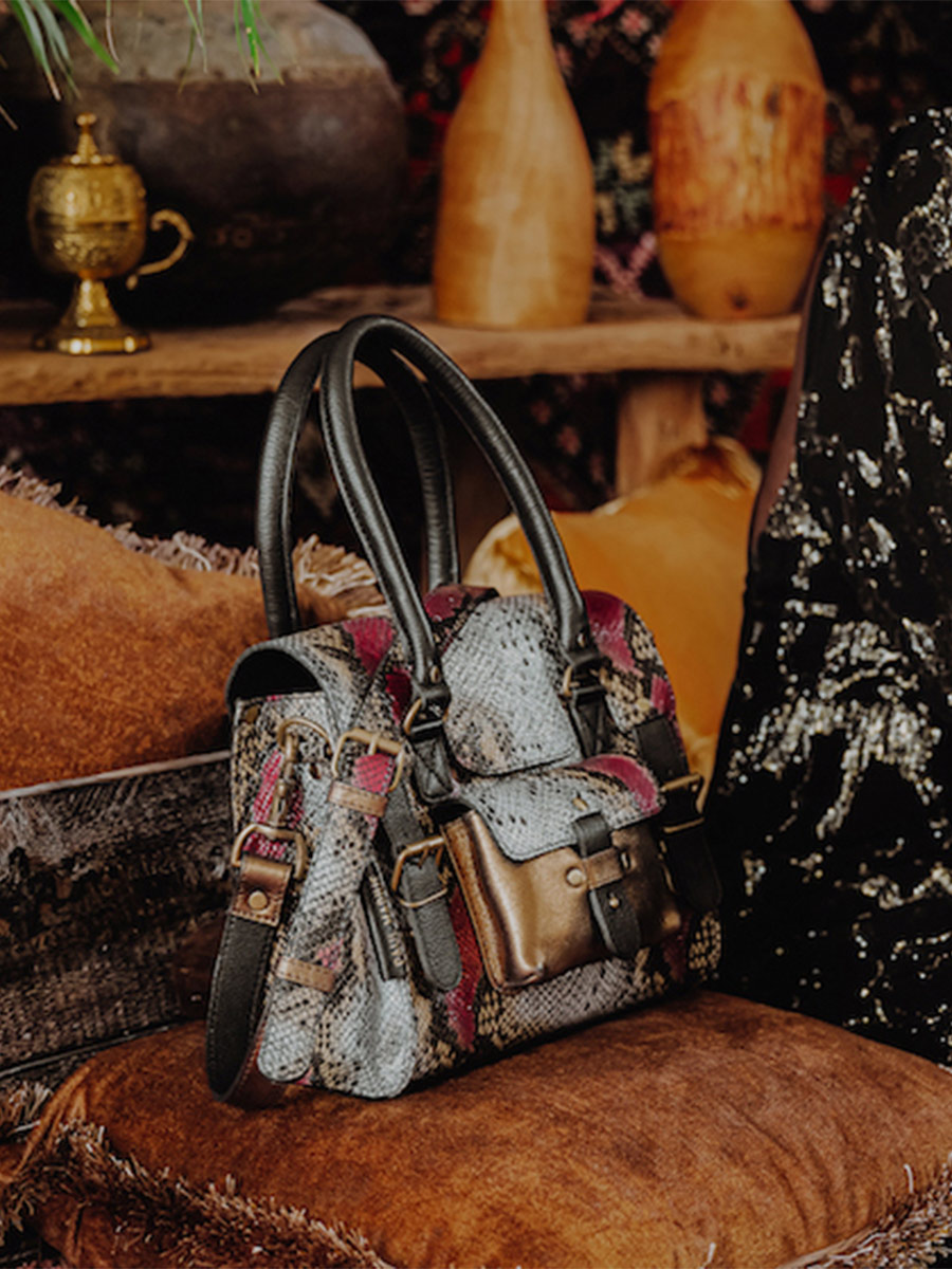 photo-front-view-bandolier-bag-leather-woman-lerive-left-byzance-paul-marius-w01s-byz