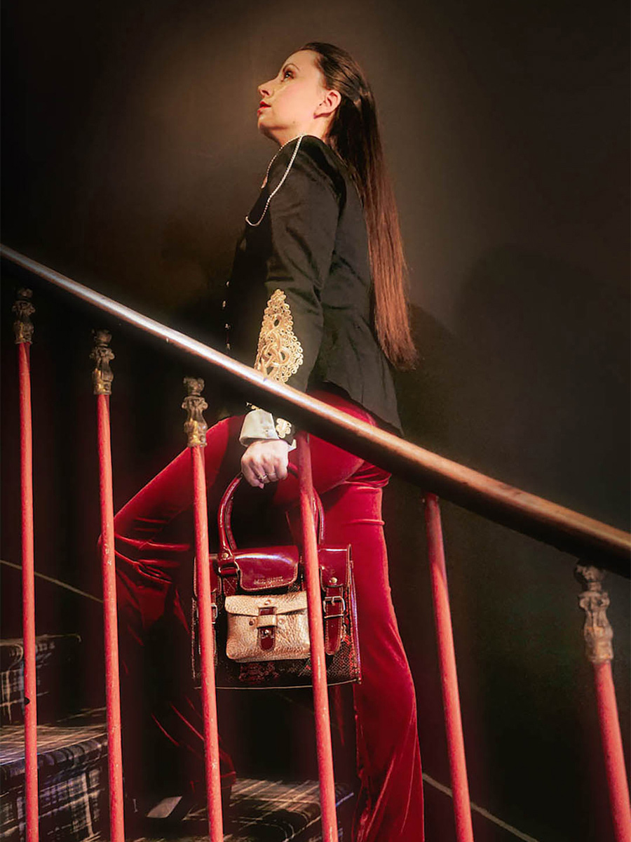 foto-vue-de-face-sac-bandouliere-cuir-vrouw-lerive-links-passie-paul-marius-w01s-pa