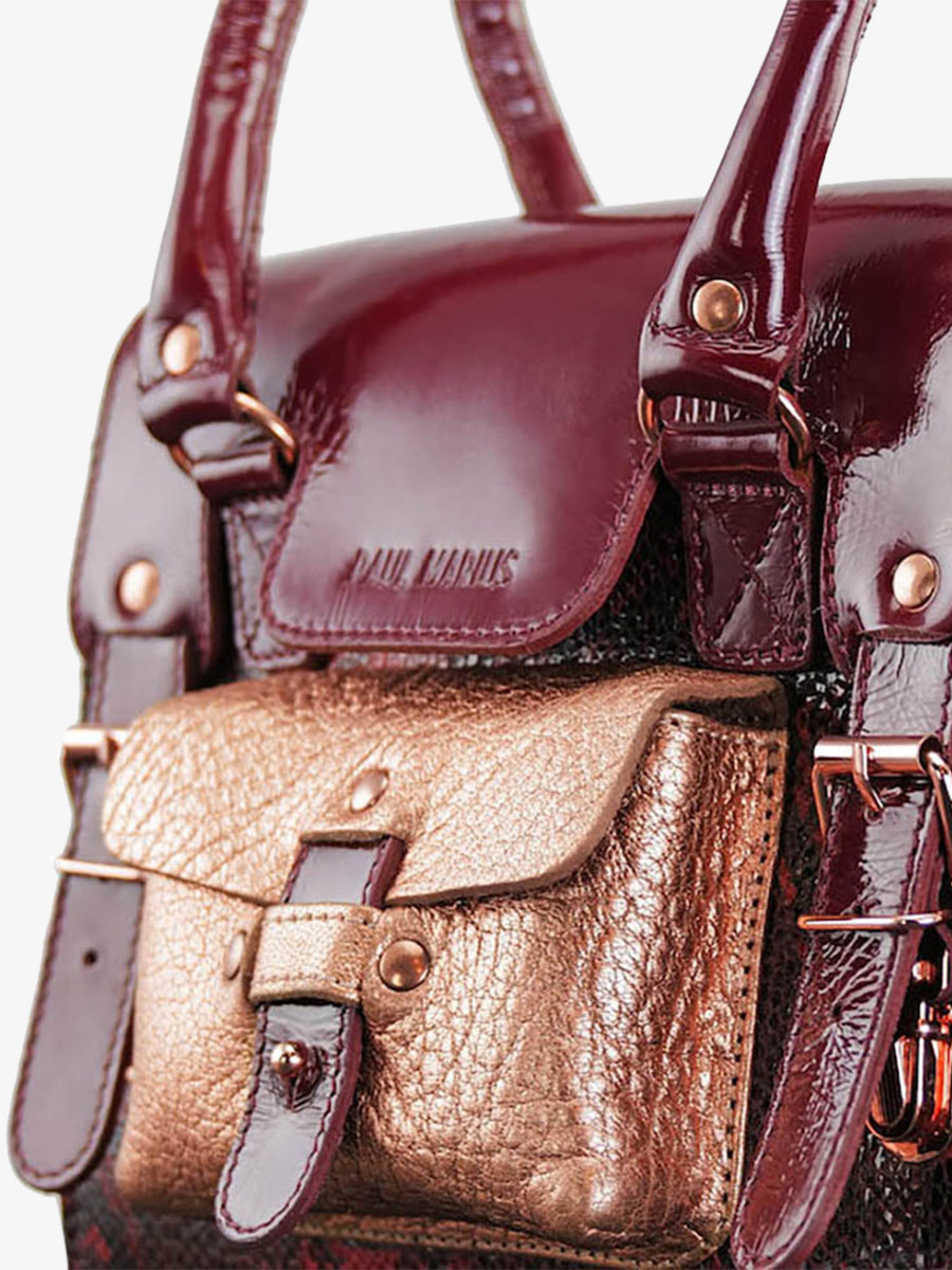 foto-materiaal-bandouliere-leder-tas-vrouw-lief-links-passie-paul-marius-w01s-pa