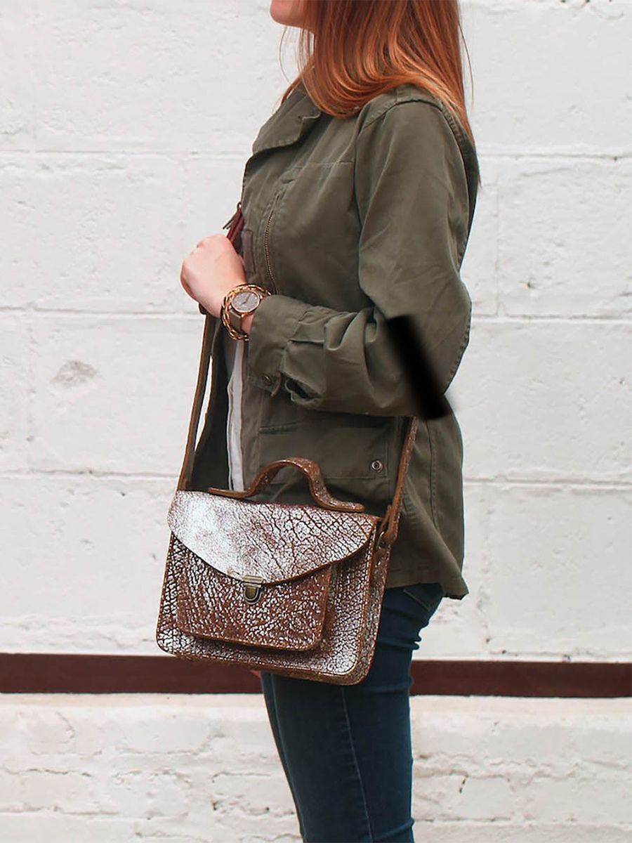 foto-interieur-bandolier-tas-leder-vrouw-zilver-mademoiselle-george-ambre-zilver-paul-marius-w05-bs