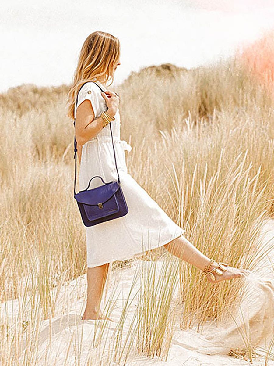 photo-vue-de-face-bandouliere-bag-leather-woman-blue-mademoiselle-george-blue-egyptien-paul-marius-w05-egb
