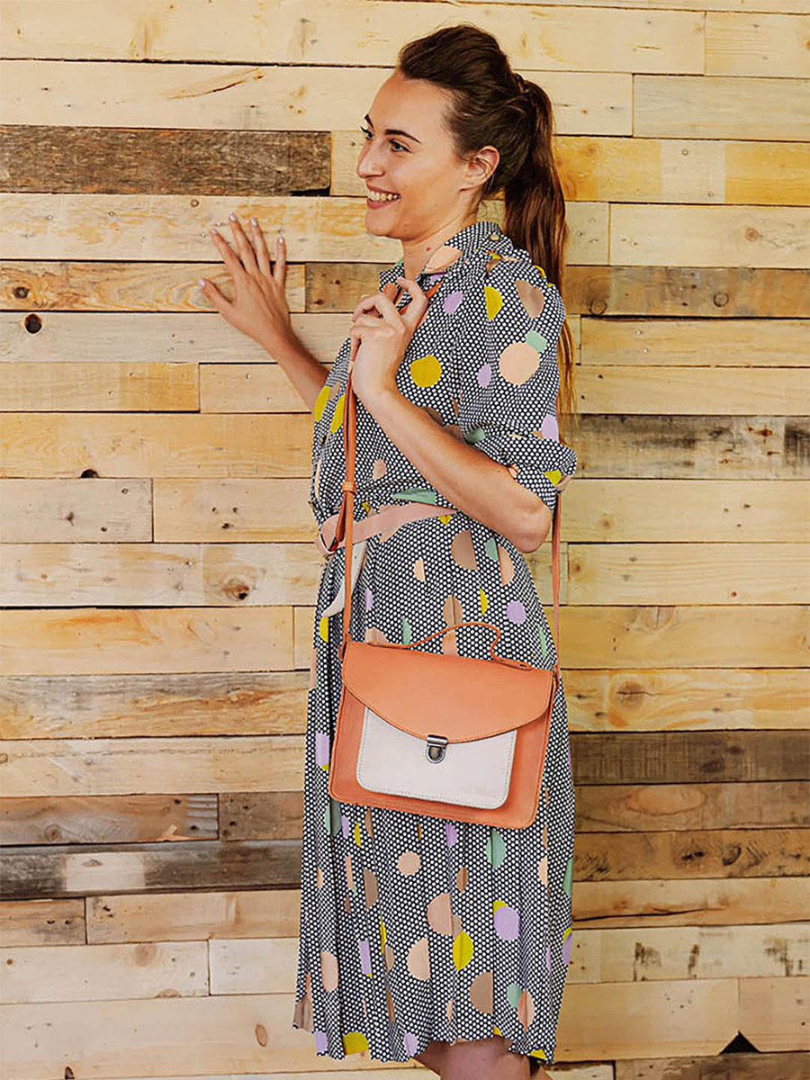 foto-bag-bandolier-lederen-schoudertas-vrouw-oranje-mademoiselle-george-apricot-paul-marius-w05-ck-ab