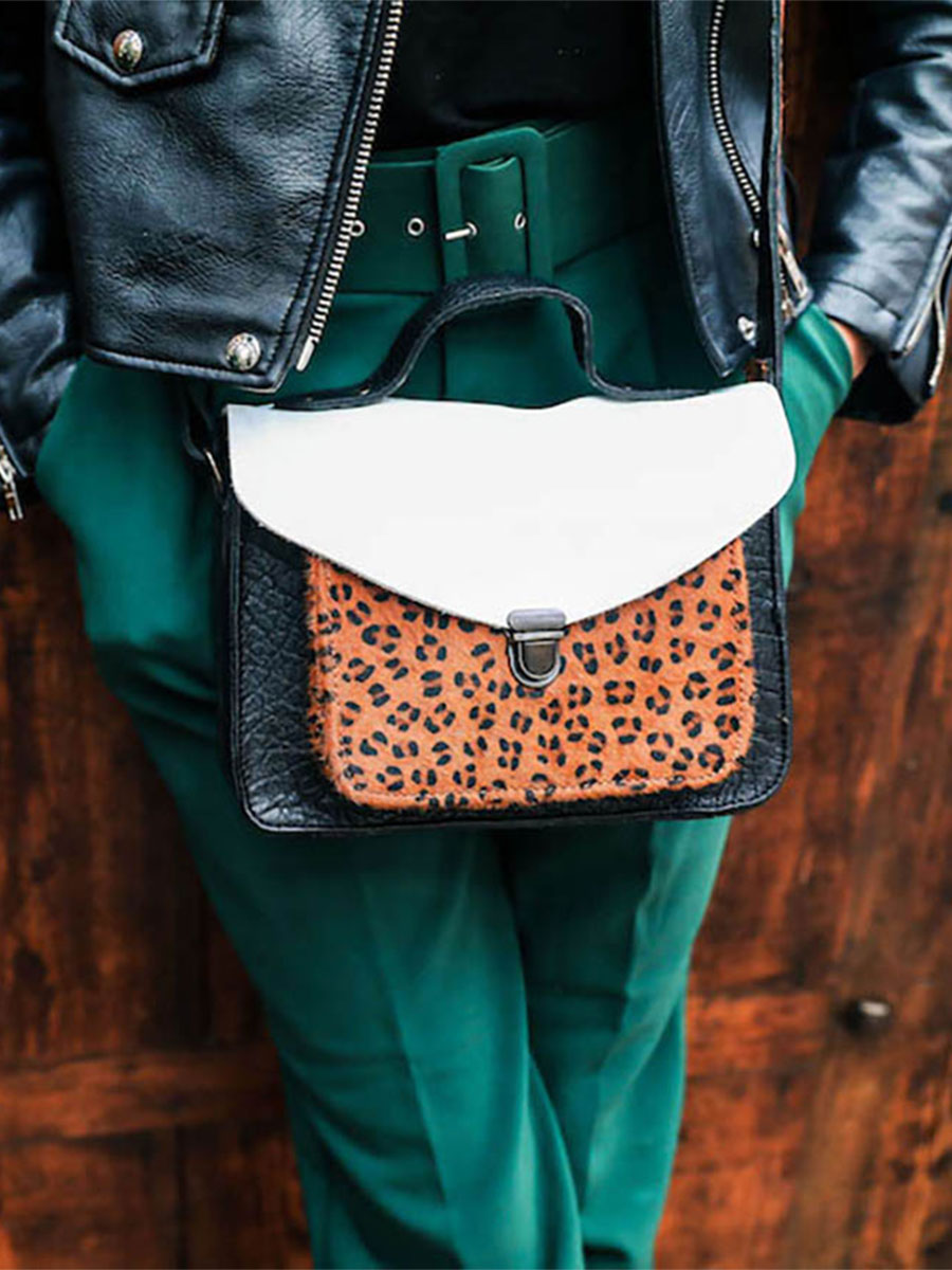 photo-vue-de-dos-sac-bandouliere-cuir-vrouw-zwart-wit-mademoiselle-george-leopard-zwart-wit-paul-marius-w05-lp-b-w