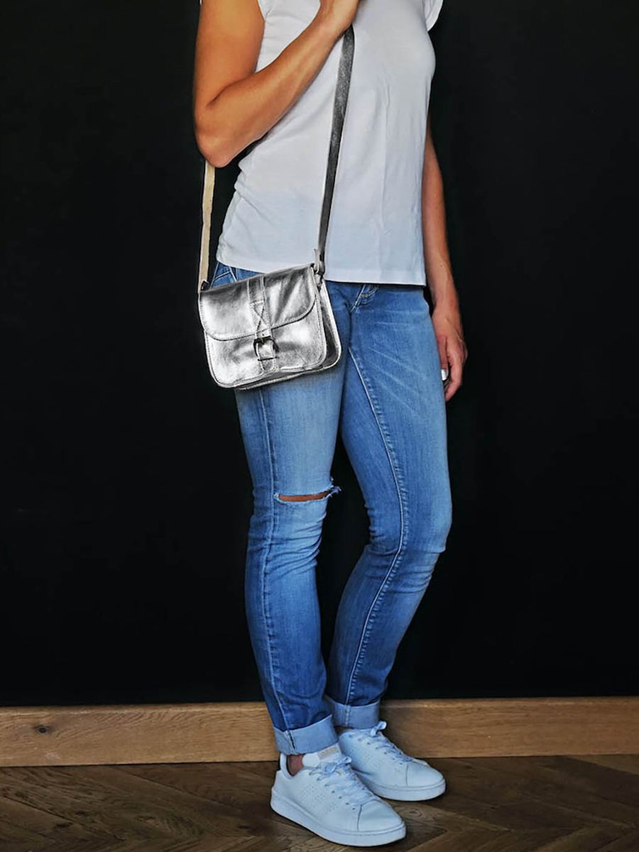 foto-drager-kleine-schoudertas-leer-vrouw-zilver-paul-marius-m21-s