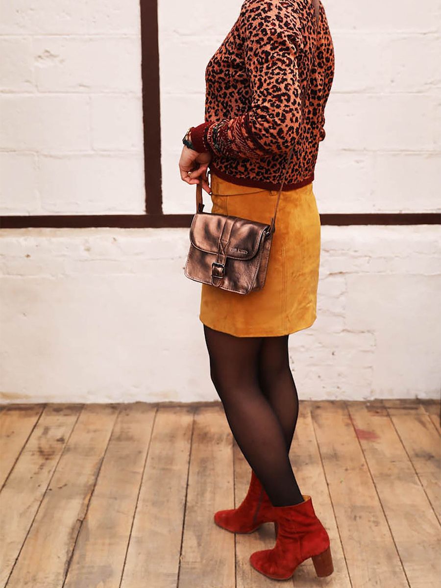 photo-carrier-small-sling-bag-leather-woman-copper-essential-copper-paul-marius-m21-c