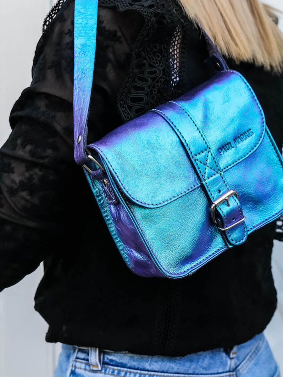 foto-achterkant-kleine-sandaal-tas-vrouwen-leder-blauw-essentieel-scarabee-paul-marius-m21-p-blauw