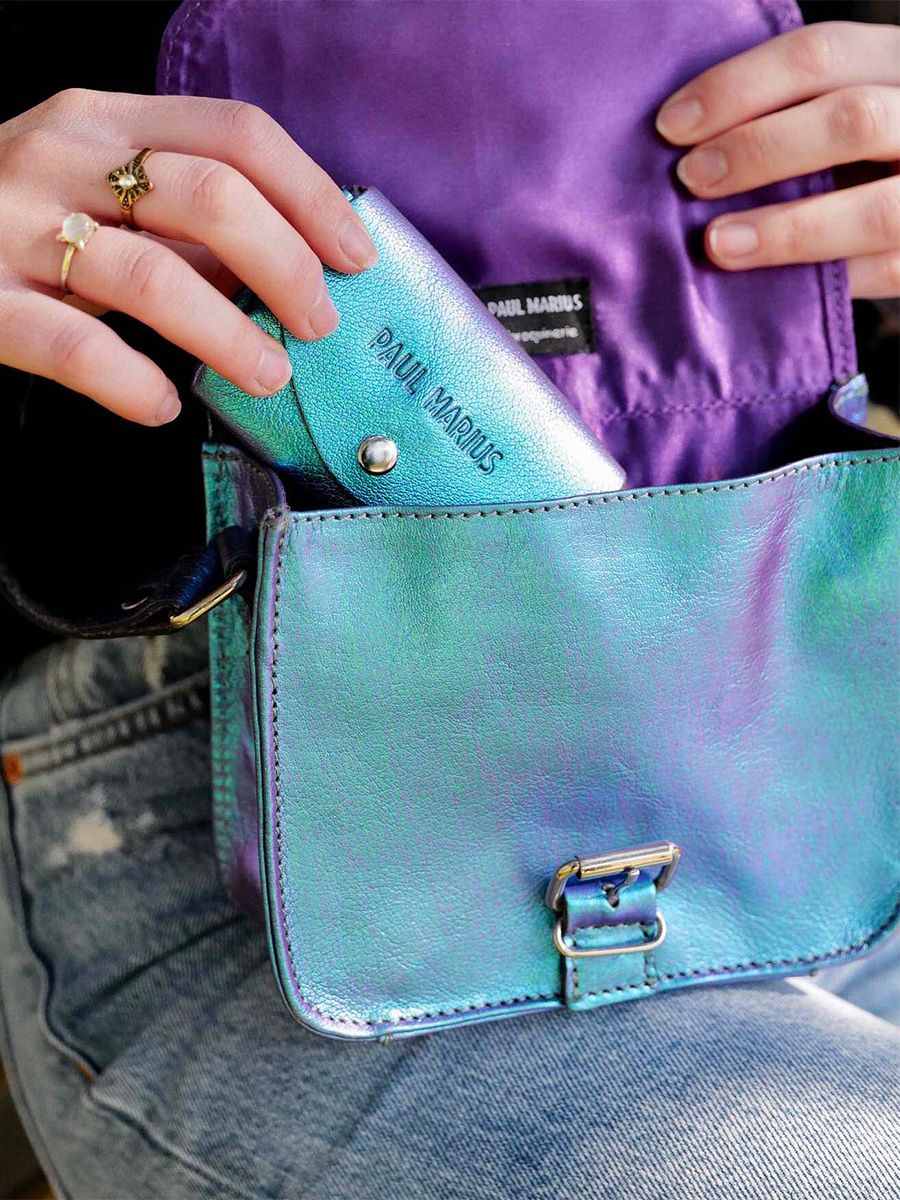 foto-interieur-klein-bandouliere-tas-vrouw-leder-blauw-essentieel-scarabee-paul-marius-m21-p-blu