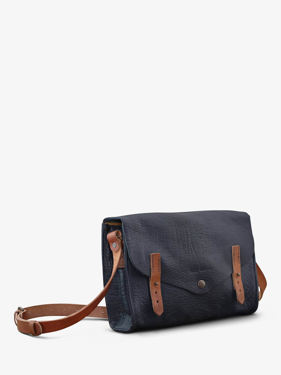 foto-interieur-bandelier-tas-vrouw-leder-blauw-onmisbaar-blauw-ink-paul-marius-w08-db