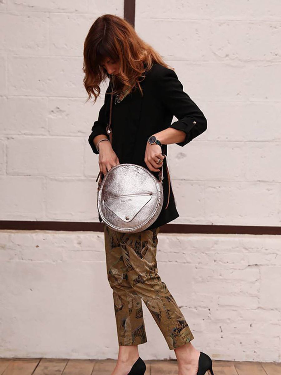 photo-front-view-bandolier-tas-leder-vrouw-zilver-lecrin-amber-zilver-paul-marius-w15-bs