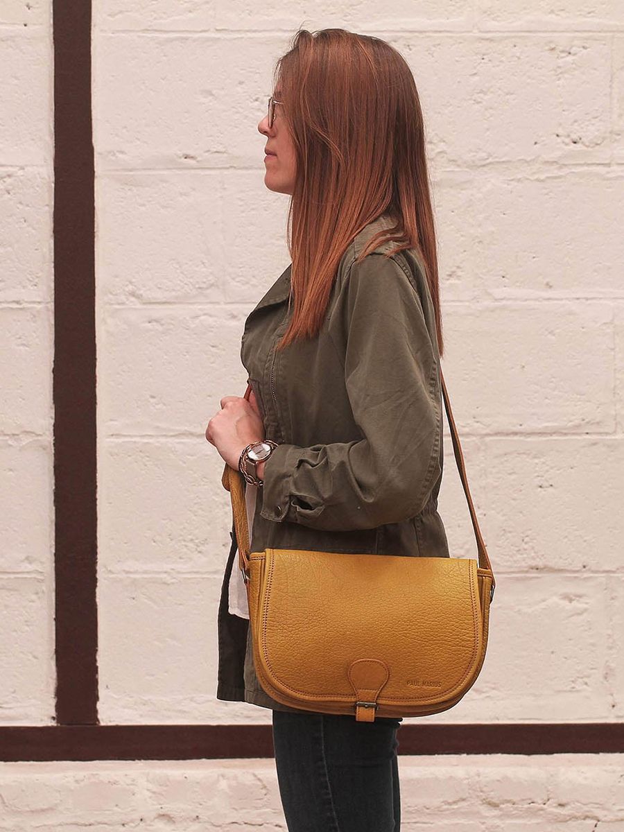 foto-buidel-leren-bandtas-vrouw-geel-levagabond-safran-paul-marius-m44l-y