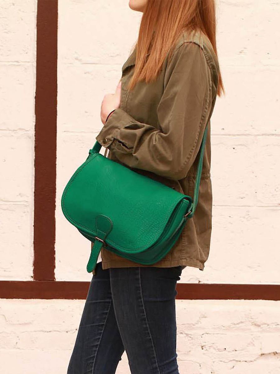 photo-front-face-bandolier-bag-leather-woman-green-levagabond-green-jungle-paul-marius-m44l-gr