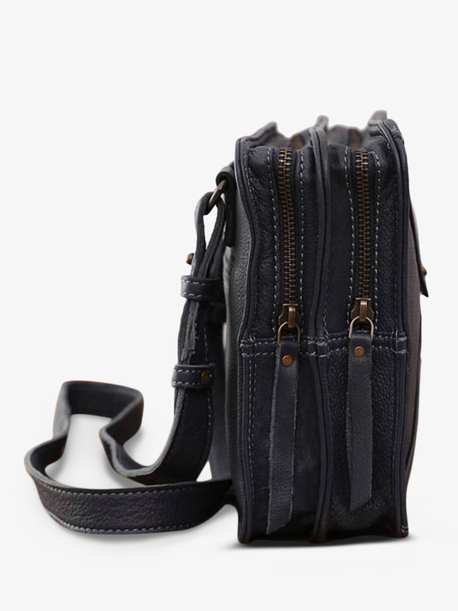 foto-cote-bandouliere-vrouw-leder-blauw-grafisch-blauw-ink-paul-marius-w17-db