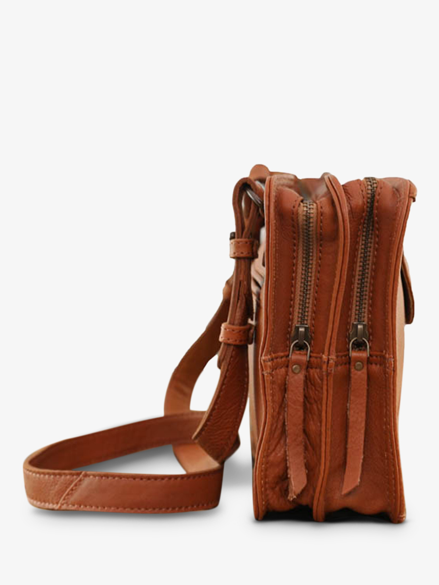photo-cote-bandouliere-tas-leder-vrouw-bruin-legraphic-naturel-paul-marius-w17-l