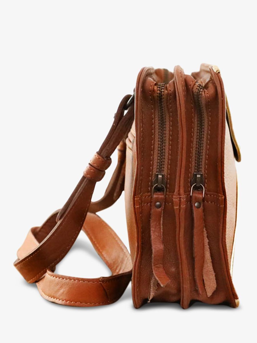 foto-interieur-bandtas-vrouw-leder-bruin-goud-grafisch-natuurlijk-goud-paul-marius-w17-l-g