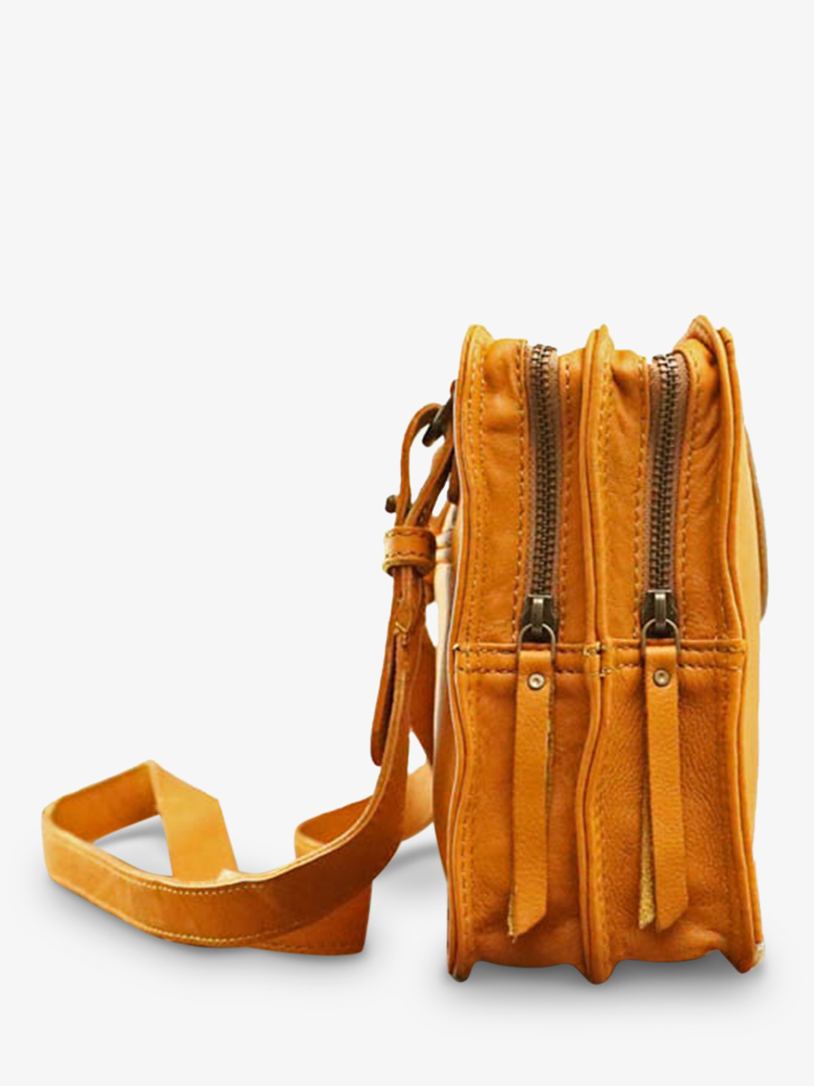 photo-interieur-sac-bandouliere-cuir-vrouw-geel-zilver-legrafiek-safran-zilver-paul-marius-w17-y-s