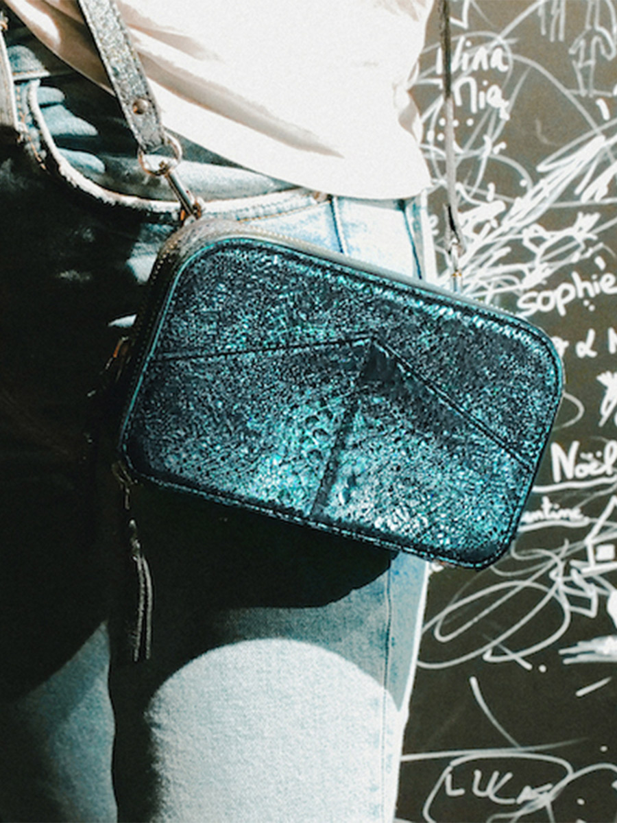 foto-riemtas-vrouw-leer-bruin-blauw-groen-paula-boreal-paul-marius-m66-msp