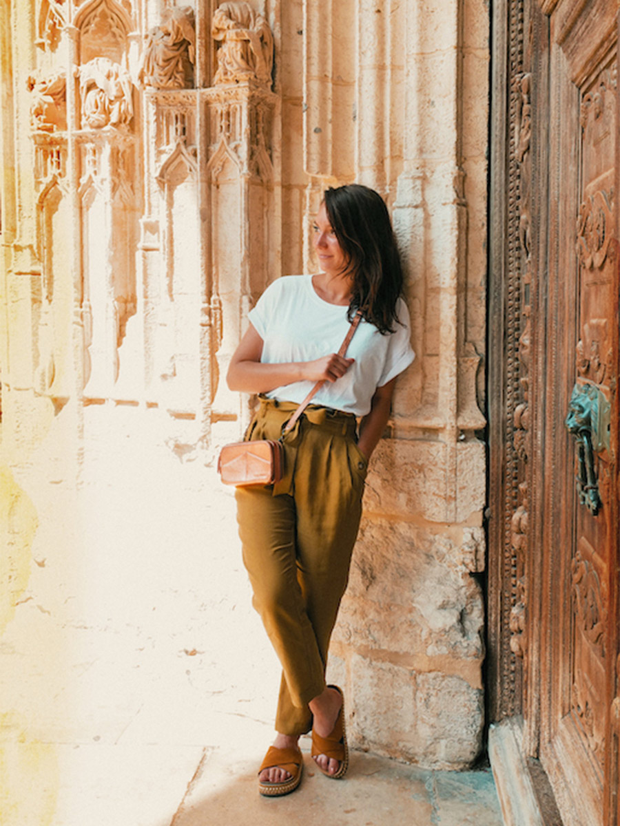 foto-achterdeur-leren-riemtas-vrouw-ink-gold-paula-gold-paul-marius-m66-g-pi