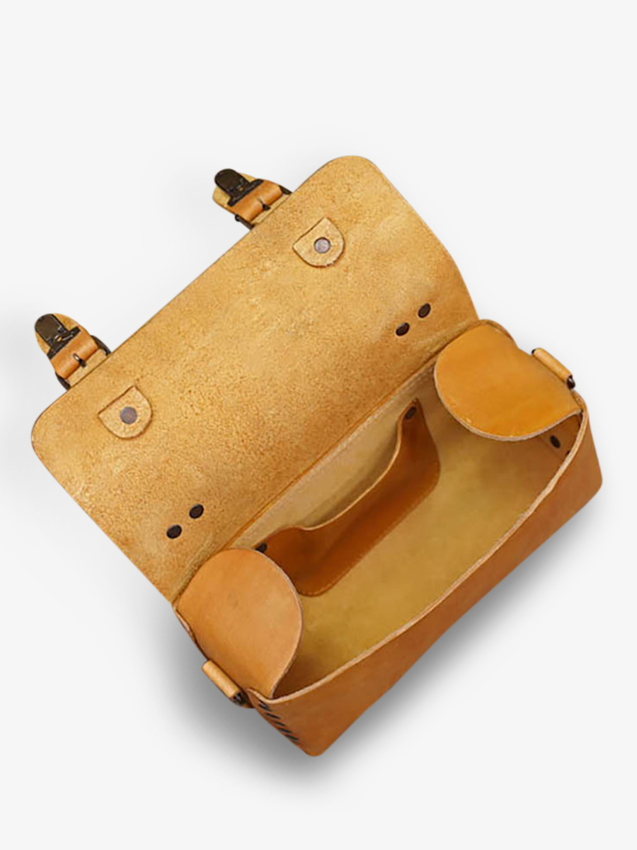 foto-interieur-sac-bandouliere-cuir-vrouw-geel-lartisan-safran-paul-marius-p02-y