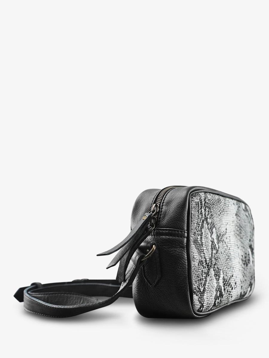 foto-interieur-pocket-leder-vrouw-zwart-wit-limpertinent-python-zwart-wit-paul-marius-w22-p-b-w