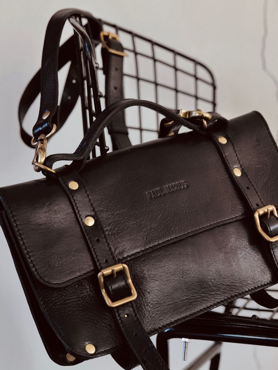 foto-vue-de-dos-sac-bandouliere-cuir-femme-noir-lenveloppe-reeditie-noir-huile-paul-marius-m23-obl