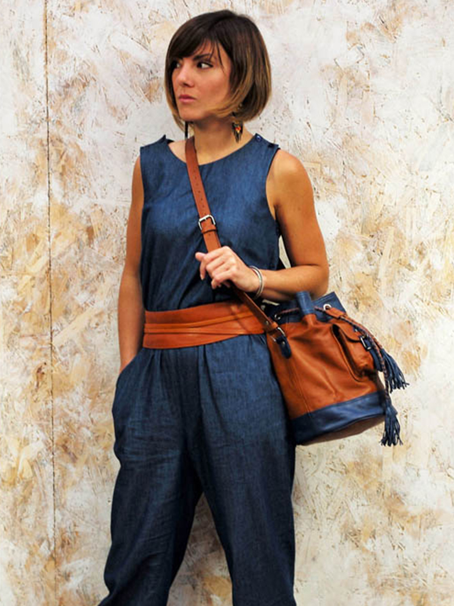 foto-achtertas-leder-vrouw-bruin-blauw-leflâneur-natuur-blauw-paul-marius-m303-b-l