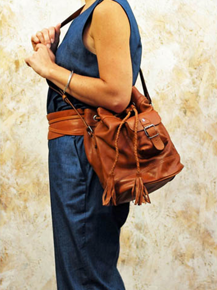 foto-emmer-tas-vrouw-leer-rood-leflâneur-rood-olie-paul-marius-m303-goud