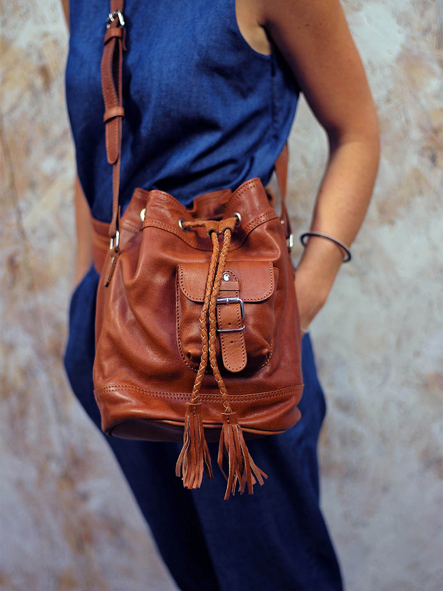 photo-bag-bucket-bag-vrouw-leer-zwart-leflâneur-indus-paul-marius-m303-d