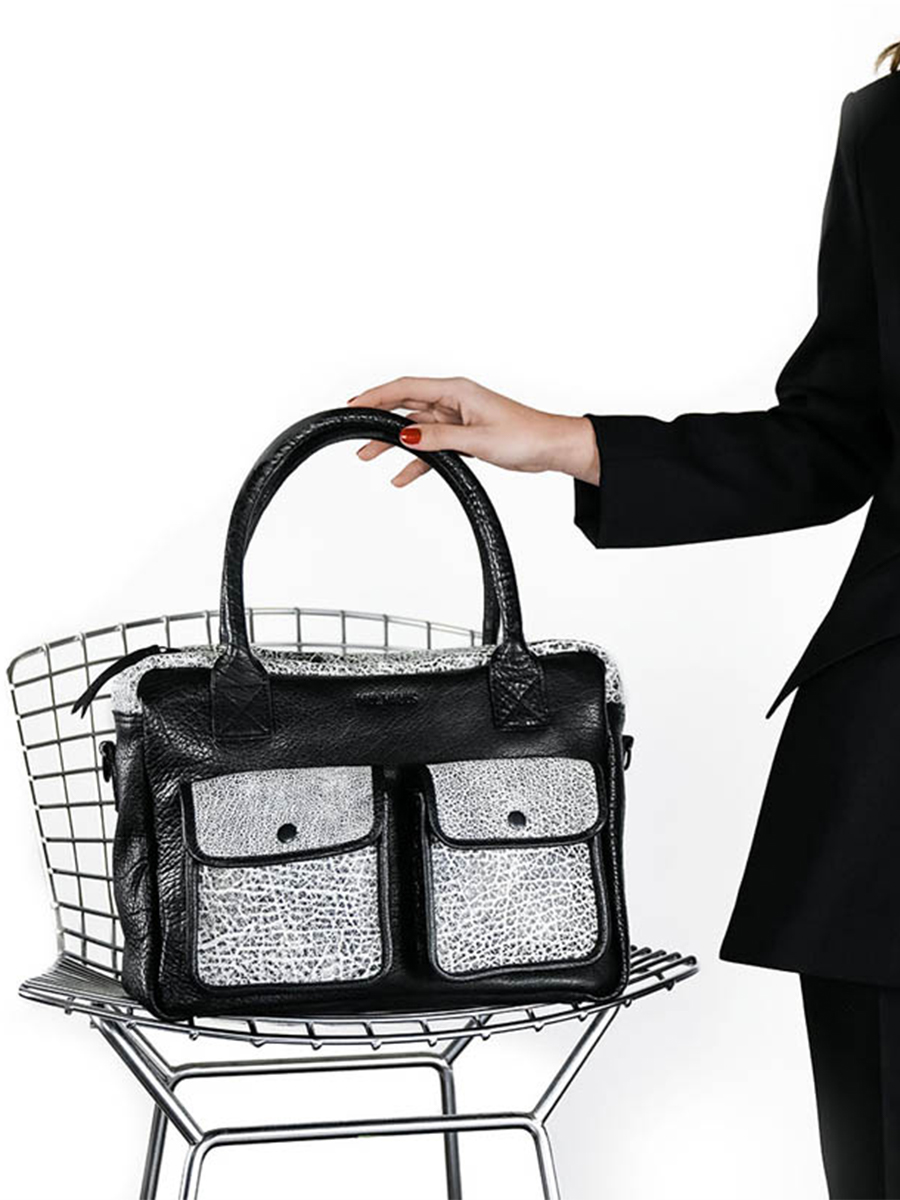 foto-gezichtsdocumenthouder-leder-vrouw-ledandy-imprint-paul-marius-w04-b-w