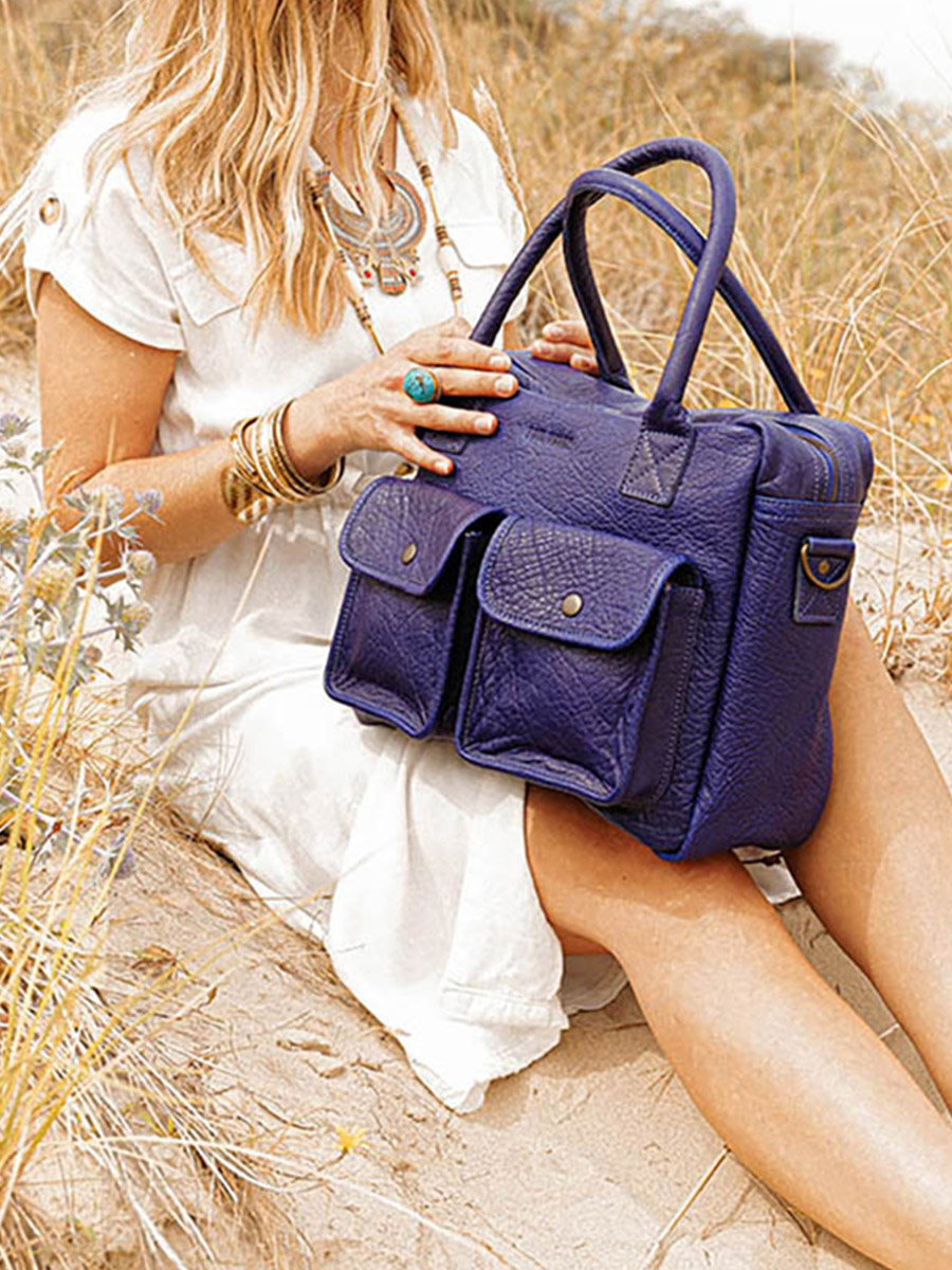 foto-face-document-houder-leer-vrouw-blauw-ledandy-blauw-egyptisch-paul-marius-w04-egb