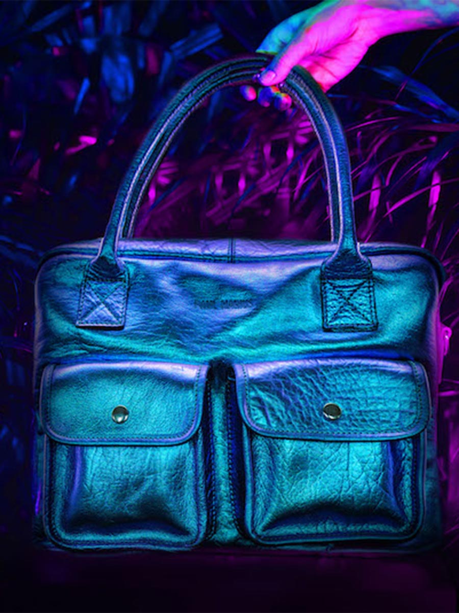 foto-gezichtsdocumenthouder-leder-vrouw-blauw-ledandy-scarabee-paul-marius-w04-p-blu