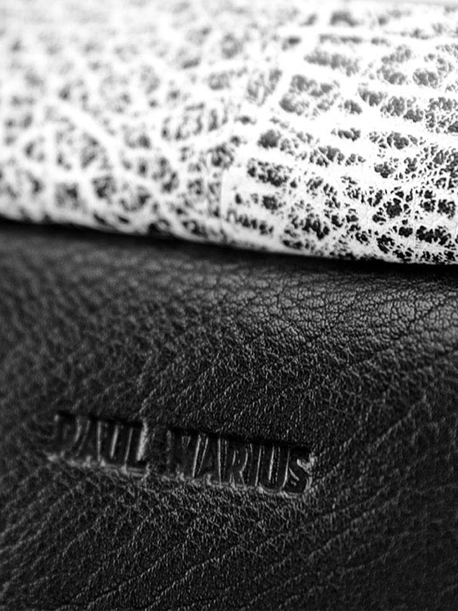 foto-materiaal-document-deur-leder-vrouw-ledandy-empreinte-paul-marius-w04-b-w
