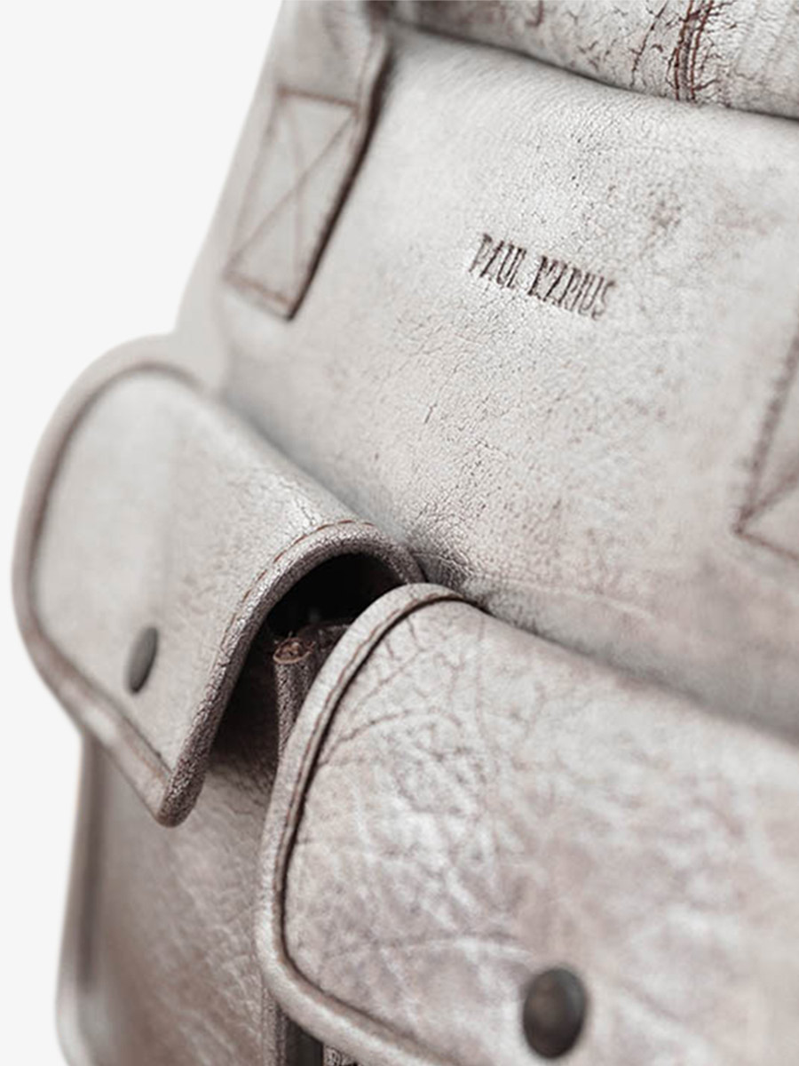 foto-face-document-houder-leder-vrouw-zilver-ledandy-amber-zilver-paul-mARIUS-W04-BS