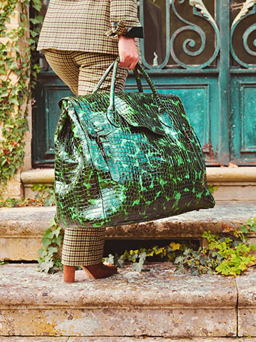 photo-front-portrait-large-travel-bag-leather-man-green-rouen-delhi-caiman-emeraude-verni-paul-marius-m105-c-ed
