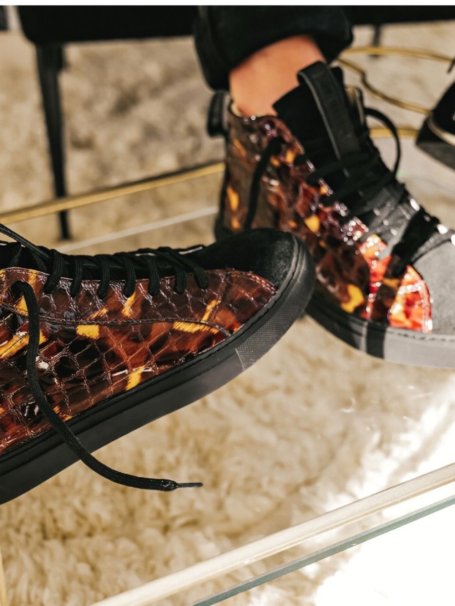 foto-portee-sneaker-vrouw-leer-bruin-pm001-caiman-amber-verni-paul-marius-pm001-c-am-s36