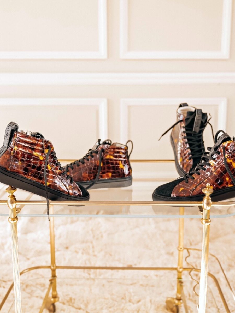 foto-interieur-sneaker-vrouw-bruin-leder-pm001-caiman-amber-vernished-paul-marius-pm001-c-am-s36