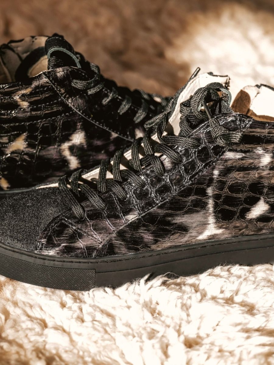 photo-interieur-sneaker-vrouw-zwart-leder-pm001-caiman-zwart-vernist-paul-marius-pm001-c-b-s36