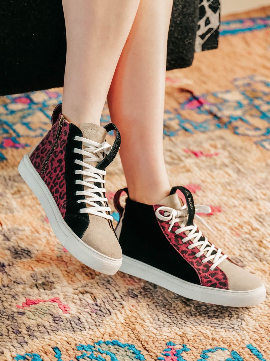 photo-portee-sneaker-vrouw-leer-violet-pm001-leopard-prune-paul-marius-pm001-lp-p-s35
