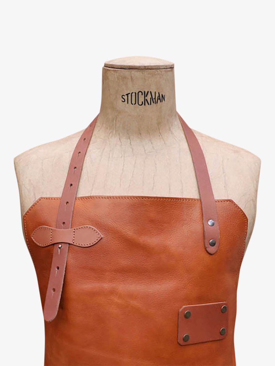 foto-achterdeur-leder-hamer-tuin-bruin-leder-hamer-natuur-leder-paul-marius-apron-l