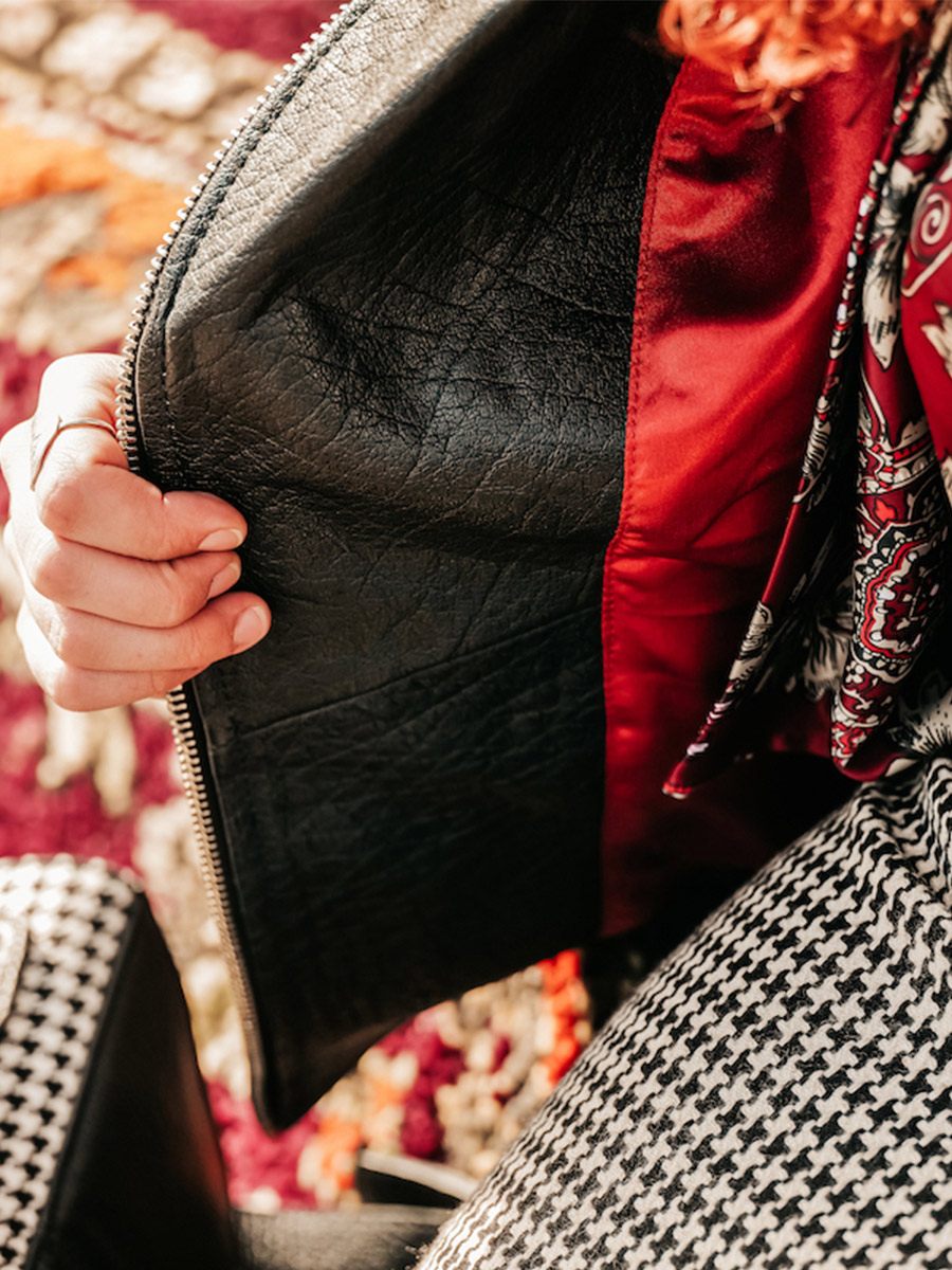 foto-interieur-perfecto-cuir-vrouw-zilver-zwart-leperfecto-zilver-zwart-paul-marius-wpj-s-b-s36