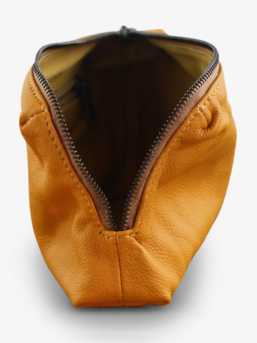 foto-interieur-leren-zak-vrouw-geel-adele-safran-paul-marius-m500-y