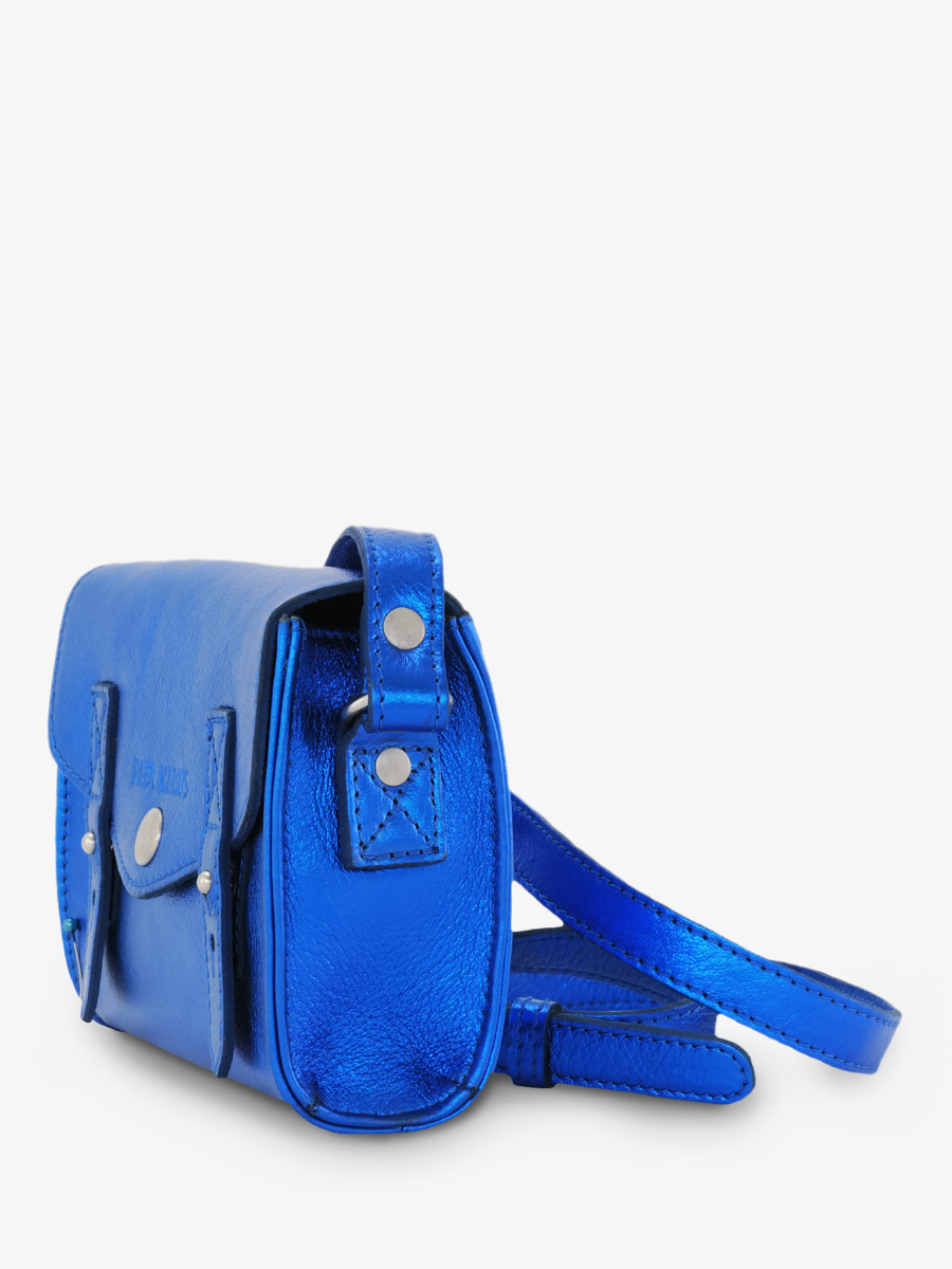 foto-interieur-sac-bandouliere-cuir-vrouw-blauw-le-mini-onmisbaar-ultraviolet-paul-marius