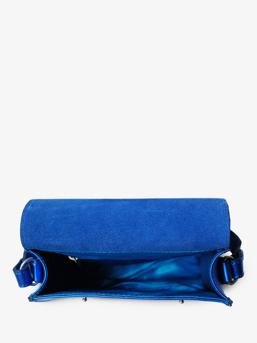 foto-interieur-sac-bandouliere-cuir-vrouw-blauw-le-mini-onmisbaar-ultraviolet-paul-marius