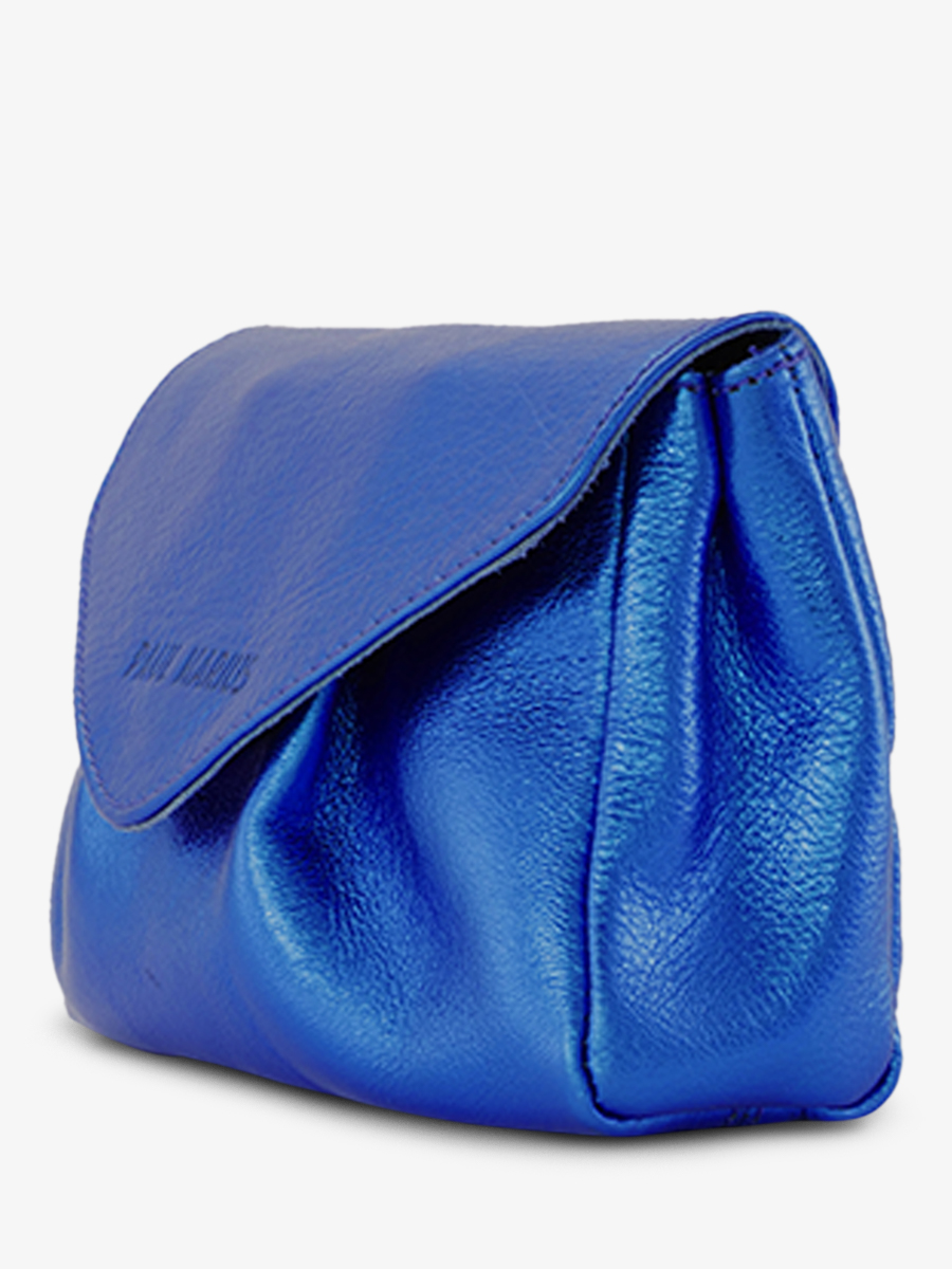 photo-vue-de-cote-sac-bandouliere-cuir-vrouw-blauw-suzon-s-ultraviolet-paul-marius