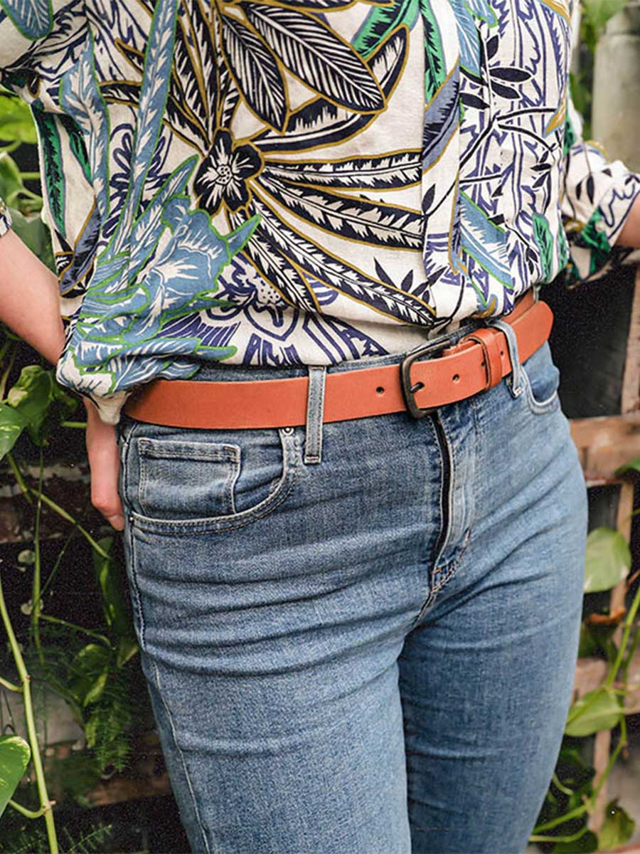 foto-vue-de-cote-ceinture-en-cuir-pour-homme-et-femme-marron-laceinture-a-boucle-naturel-paul-marius-lb-95-l