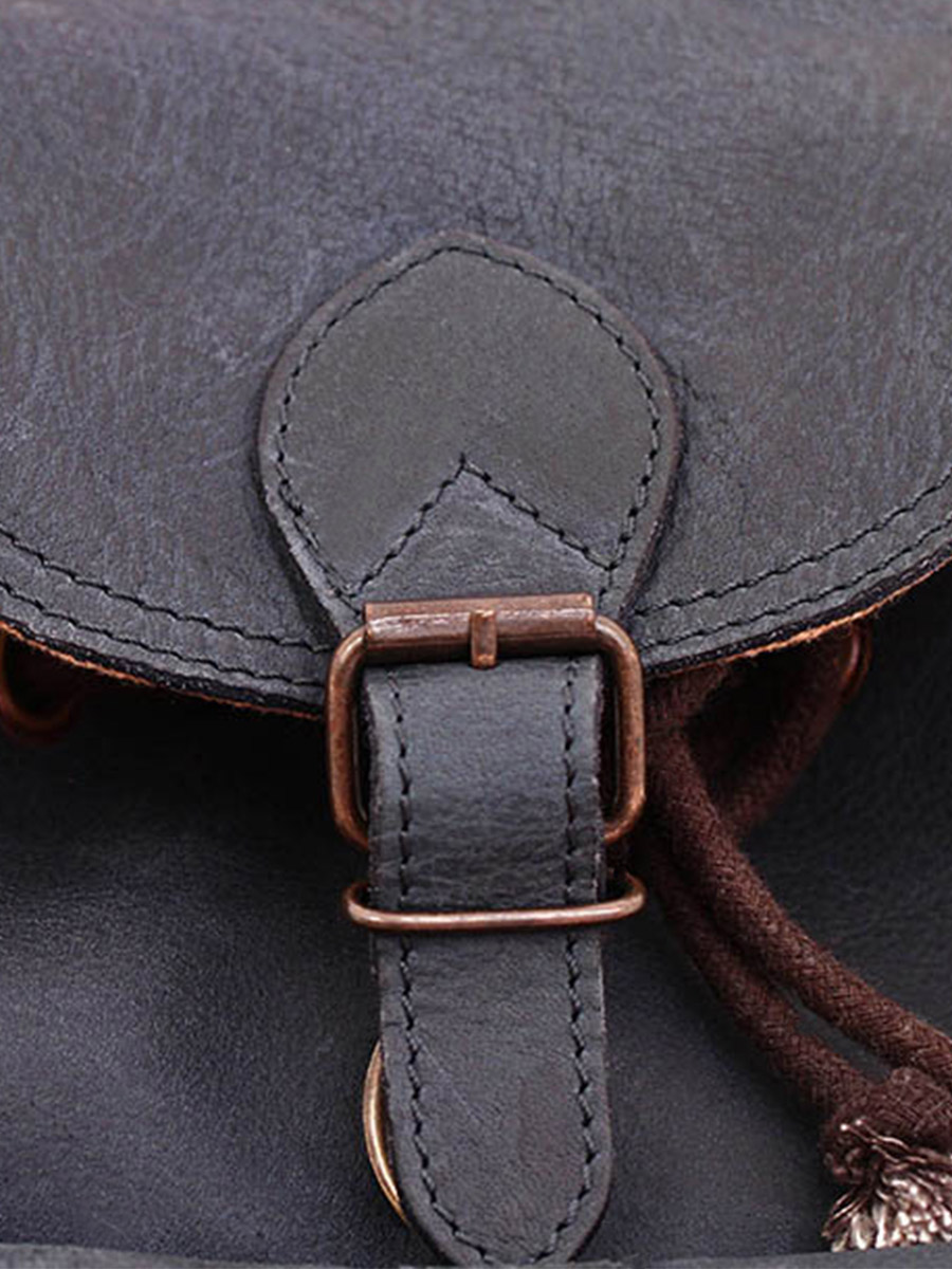 foto-materiaal-achtertas-leder-vrouw-blauw-lebaroudeur-blauw-petrole-paul-marius-m40-db