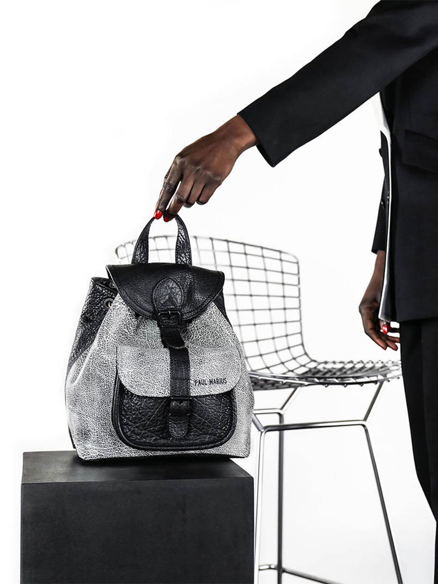 foto-front-face-tas-een-rug-leer-vrouw-lebaroudeur-impressie-paul-marius-m40-b-w