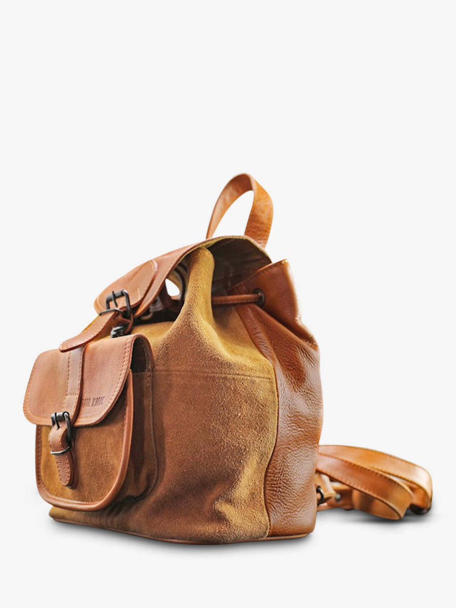 foto-interieur-leren-rugtas-vrouw-bruin-leren-tas-pampa-naturel-karamel-paul-marius-m39-ol-l